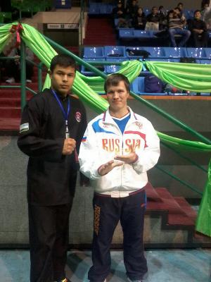 Александр Желудков (справа)